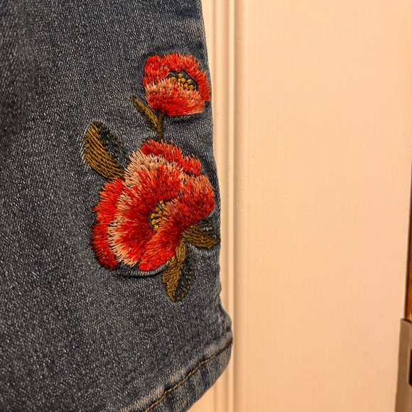 Kensie Jeans With Flowers - Picture 7 of 8